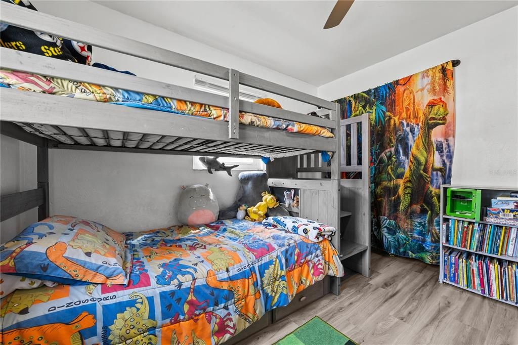 Active With Contract: $189,000 (3 beds, 1 baths, 1025 Square Feet)