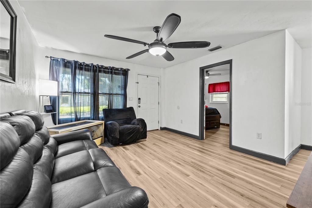 Active With Contract: $189,000 (3 beds, 1 baths, 1025 Square Feet)