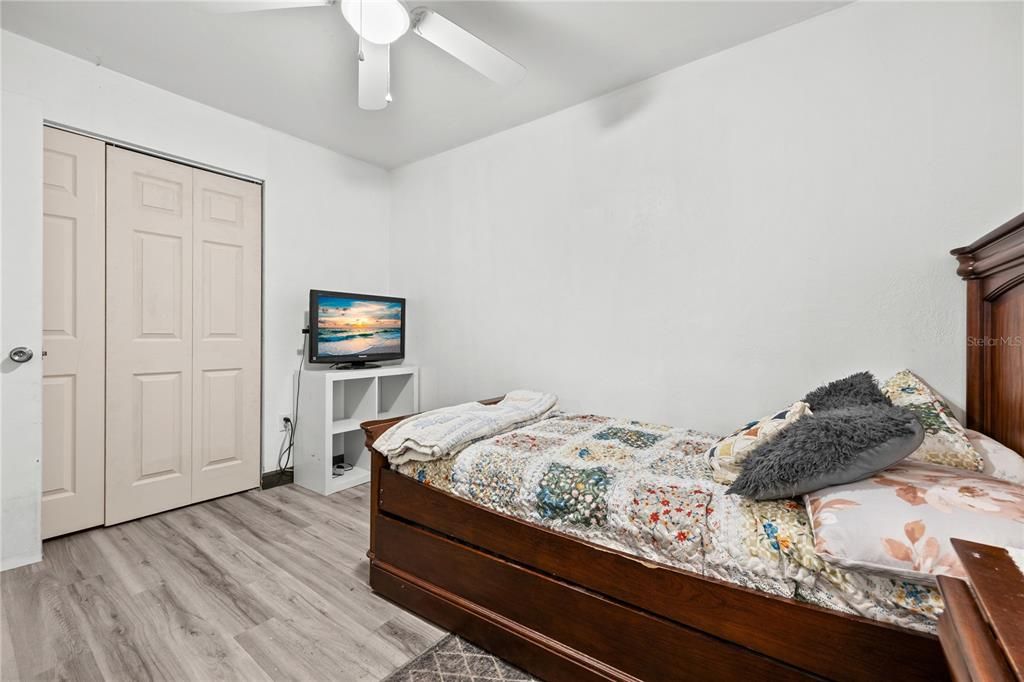 Active With Contract: $189,000 (3 beds, 1 baths, 1025 Square Feet)