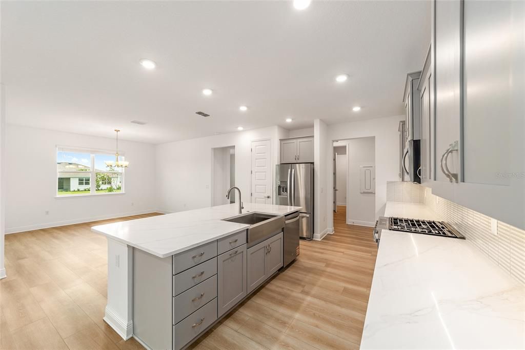 For Sale: $391,000 (2 beds, 2 baths, 2142 Square Feet)