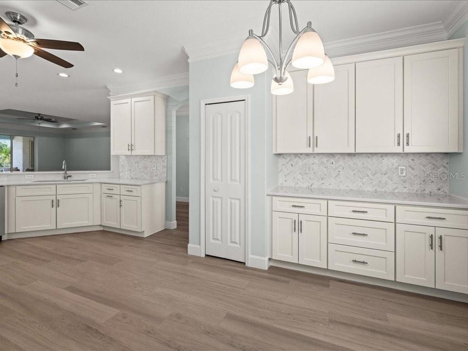 合同活跃: $444,000 (3 贝兹, 2 浴室, 2048 平方英尺)