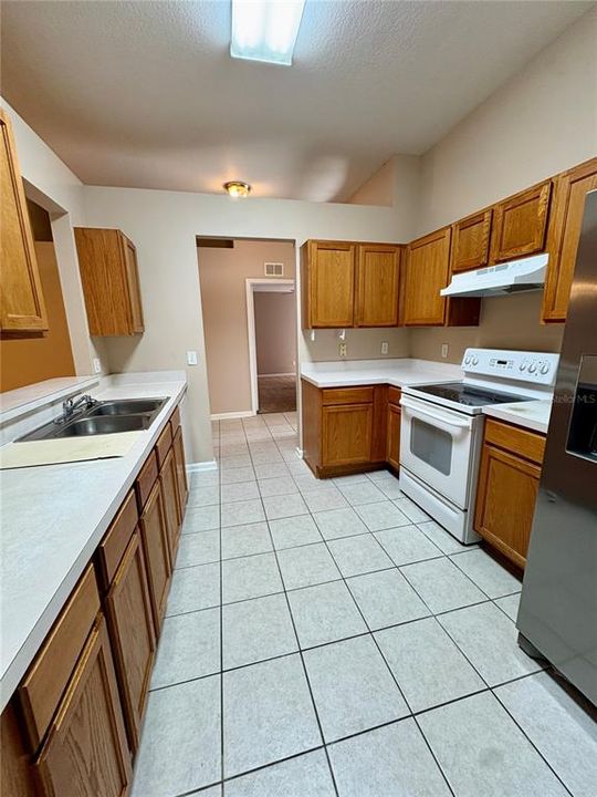 合同活跃: $1,995 (4 贝兹, 2 浴室, 1685 平方英尺)