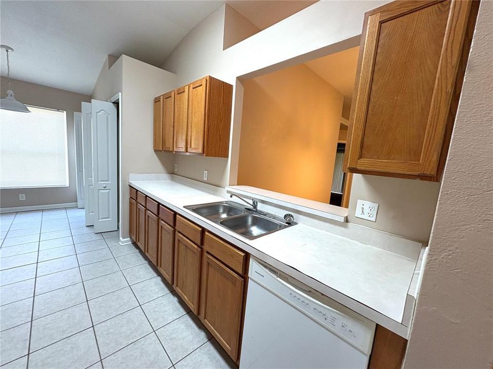 合同活跃: $1,995 (4 贝兹, 2 浴室, 1685 平方英尺)