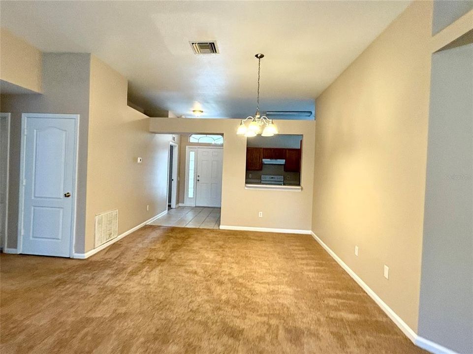 合同活跃: $1,995 (4 贝兹, 2 浴室, 1685 平方英尺)