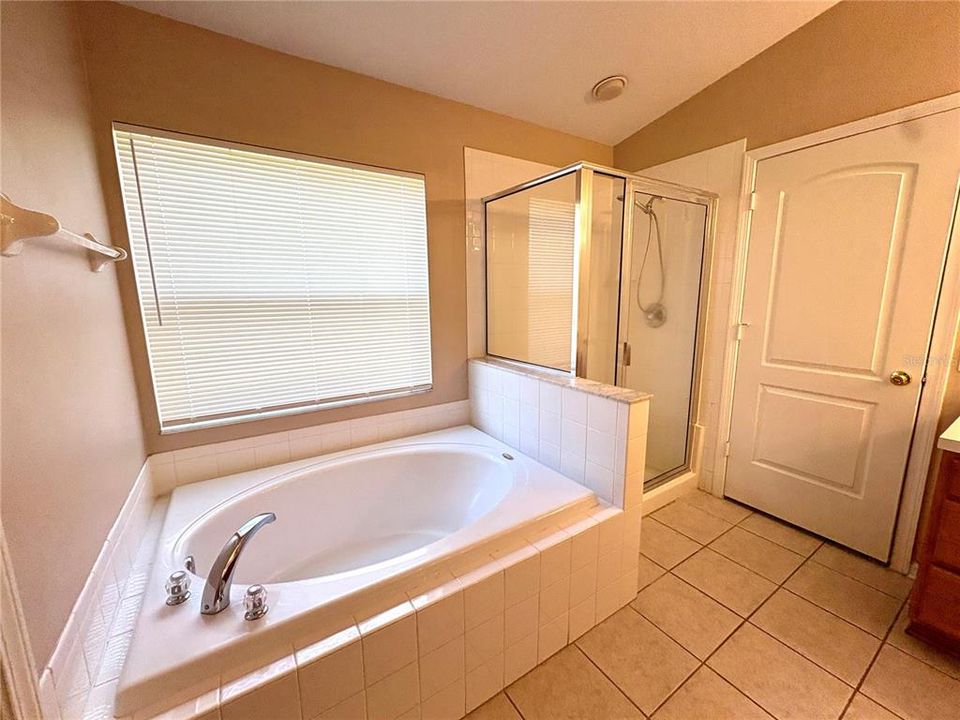 合同活跃: $1,995 (4 贝兹, 2 浴室, 1685 平方英尺)