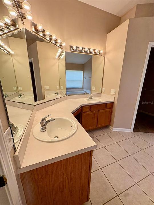 合同活跃: $1,995 (4 贝兹, 2 浴室, 1685 平方英尺)