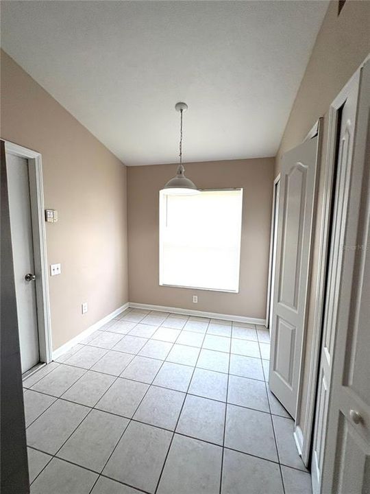 合同活跃: $1,995 (4 贝兹, 2 浴室, 1685 平方英尺)