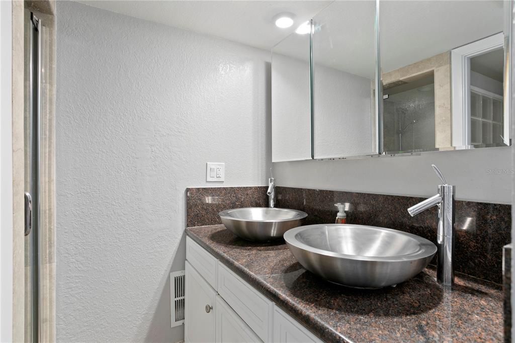 For Sale: $599,900 (3 beds, 2 baths, 1939 Square Feet)