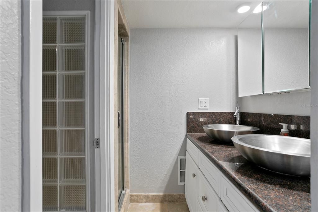 For Sale: $599,900 (3 beds, 2 baths, 1939 Square Feet)