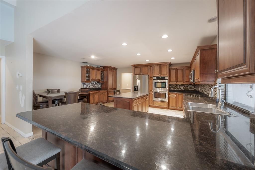 合同活跃: $725,000 (4 贝兹, 3 浴室, 3640 平方英尺)