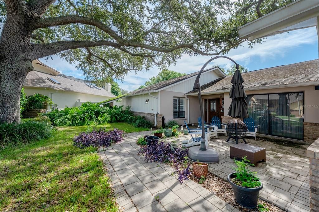 合同活跃: $725,000 (4 贝兹, 3 浴室, 3640 平方英尺)