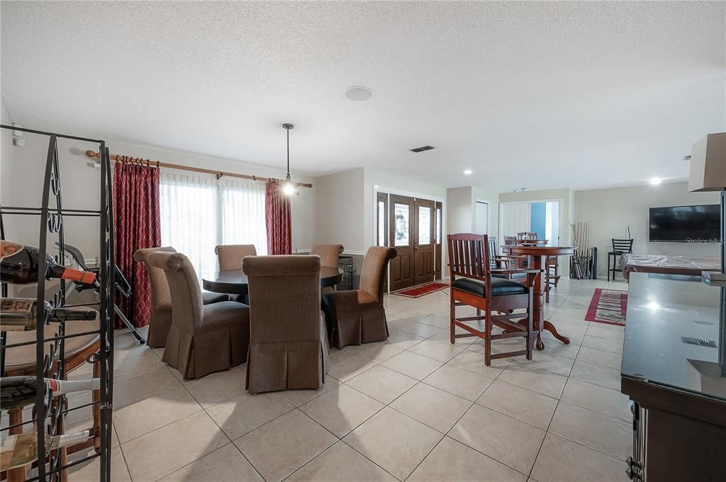 合同活跃: $725,000 (4 贝兹, 3 浴室, 3640 平方英尺)