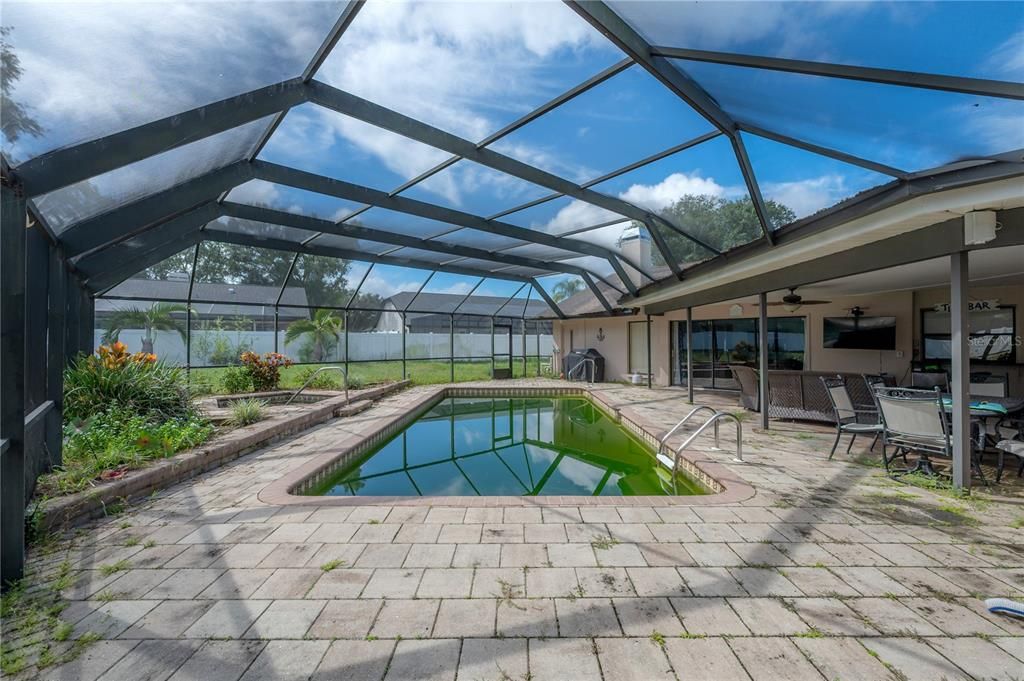 合同活跃: $725,000 (4 贝兹, 3 浴室, 3640 平方英尺)