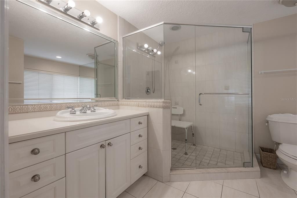 合同活跃: $725,000 (4 贝兹, 3 浴室, 3640 平方英尺)