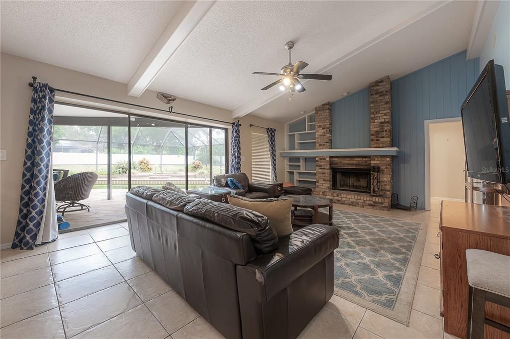 合同活跃: $725,000 (4 贝兹, 3 浴室, 3640 平方英尺)