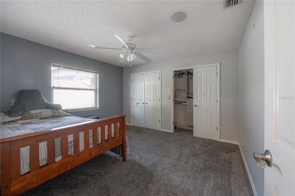 合同活跃: $725,000 (4 贝兹, 3 浴室, 3640 平方英尺)