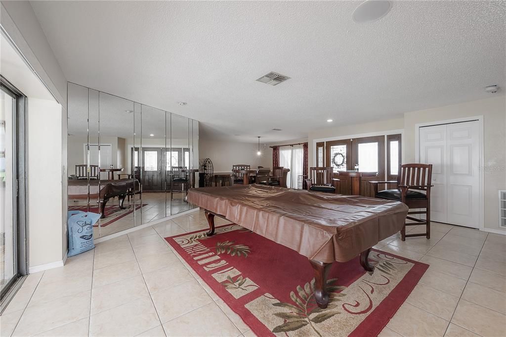 合同活跃: $725,000 (4 贝兹, 3 浴室, 3640 平方英尺)