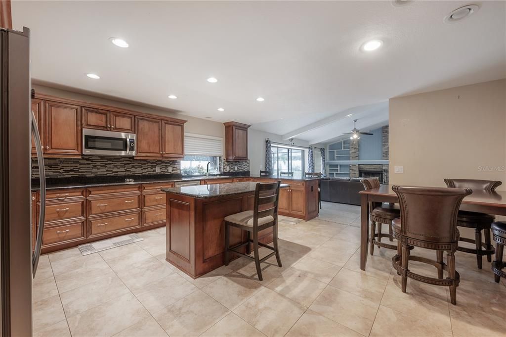 合同活跃: $725,000 (4 贝兹, 3 浴室, 3640 平方英尺)