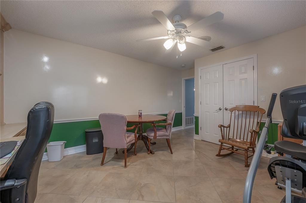 合同活跃: $725,000 (4 贝兹, 3 浴室, 3640 平方英尺)