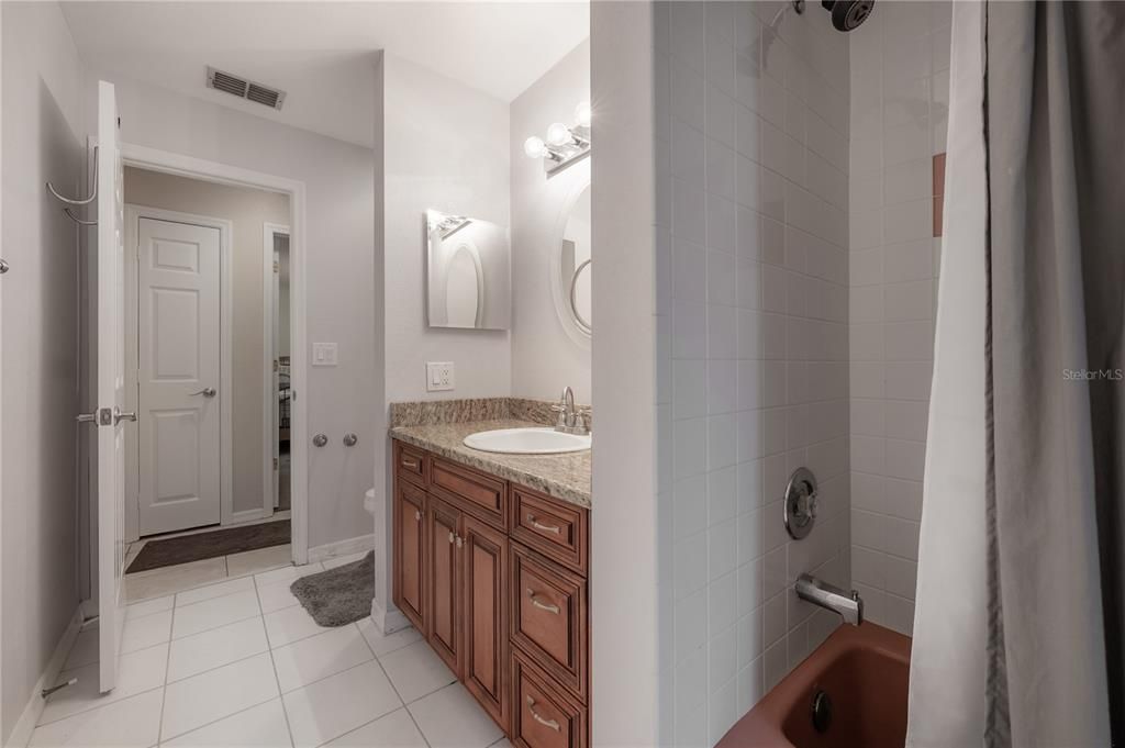 合同活跃: $725,000 (4 贝兹, 3 浴室, 3640 平方英尺)