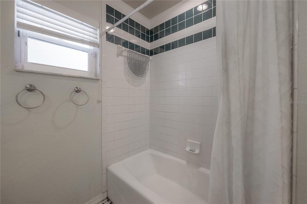 合同活跃: $725,000 (4 贝兹, 3 浴室, 3640 平方英尺)