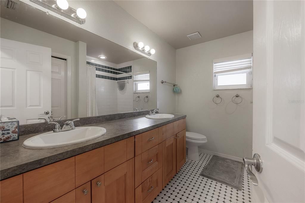 合同活跃: $725,000 (4 贝兹, 3 浴室, 3640 平方英尺)