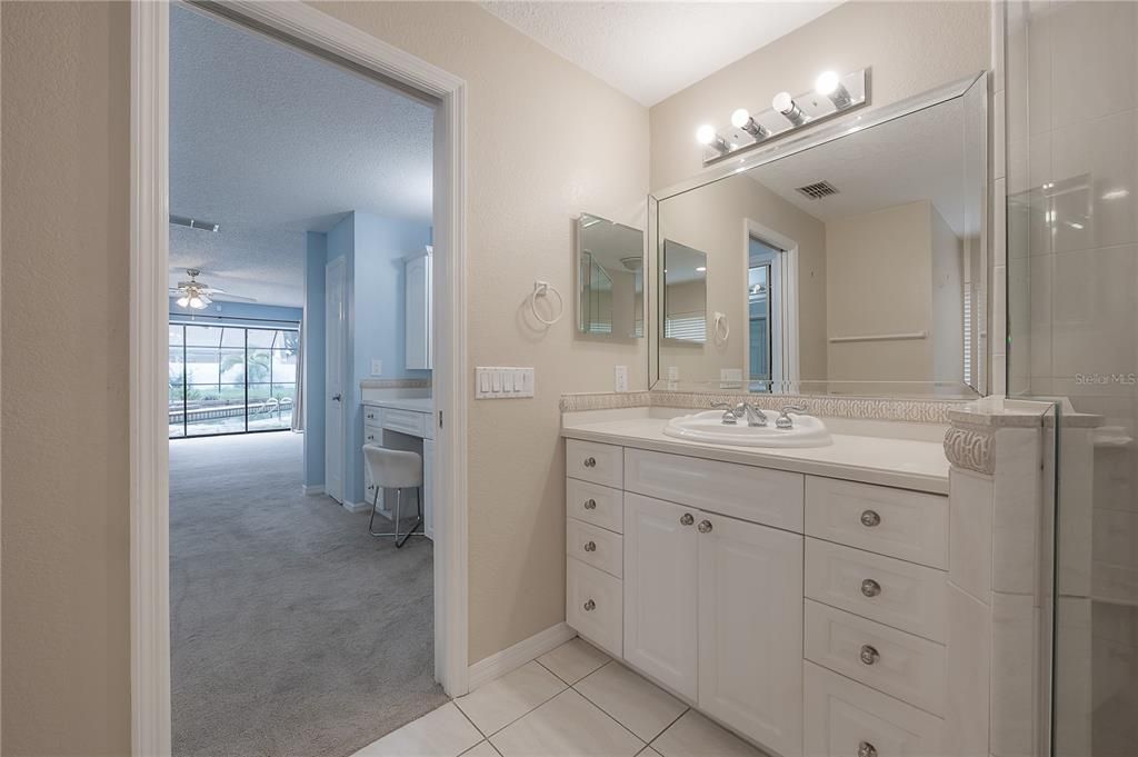 合同活跃: $725,000 (4 贝兹, 3 浴室, 3640 平方英尺)