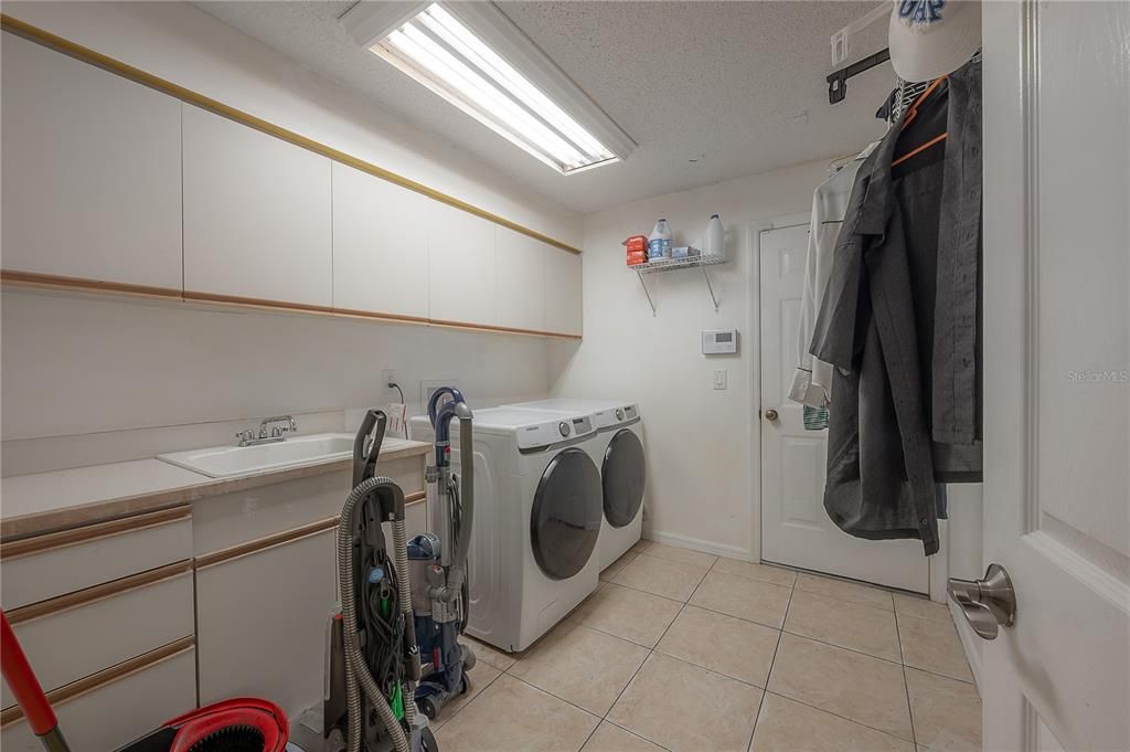 合同活跃: $725,000 (4 贝兹, 3 浴室, 3640 平方英尺)