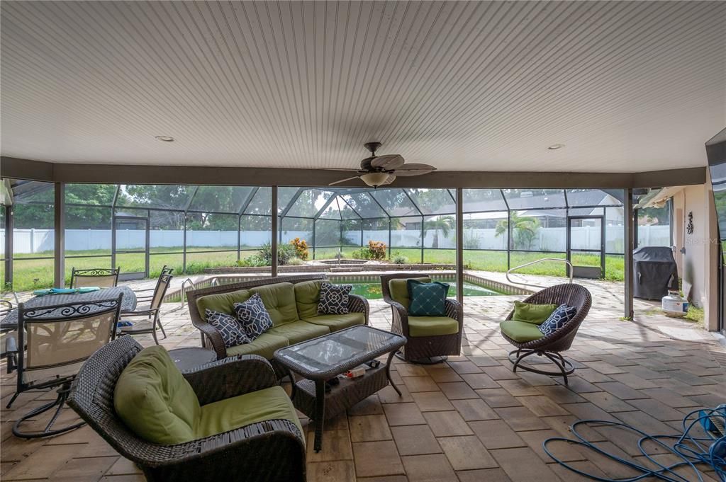 合同活跃: $725,000 (4 贝兹, 3 浴室, 3640 平方英尺)