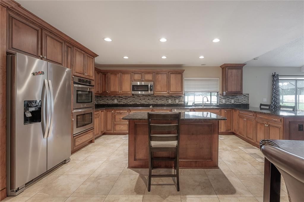 合同活跃: $725,000 (4 贝兹, 3 浴室, 3640 平方英尺)