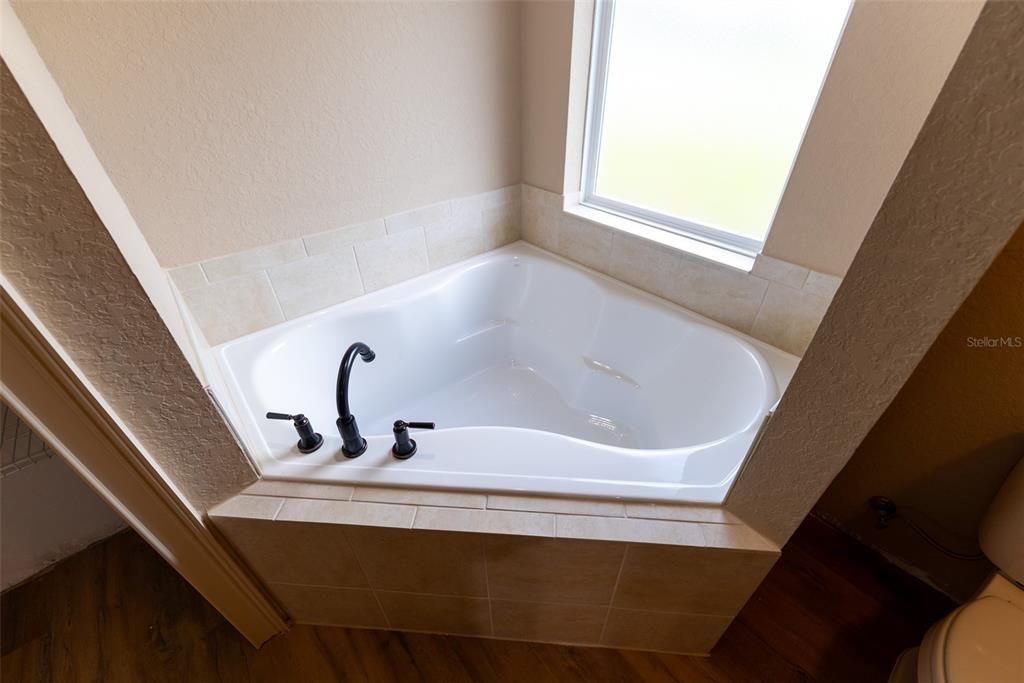 For Sale: $289,900 (3 beds, 2 baths, 1936 Square Feet)