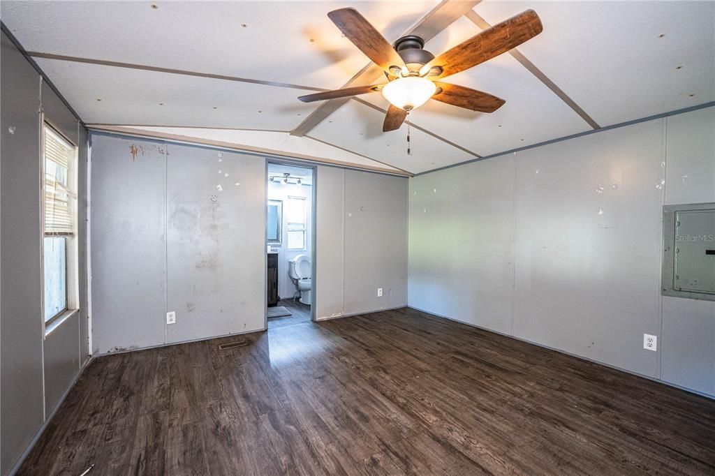 For Sale: $389,900 (4 beds, 2 baths, 2062 Square Feet)