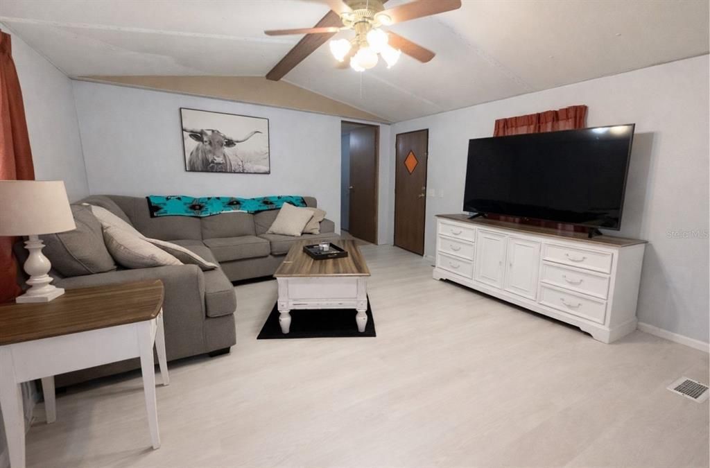 На продажу: $139,998 (3 спален, 2 ванн, 784 Квадратных фут)