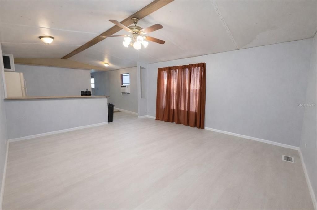 На продажу: $139,998 (3 спален, 2 ванн, 784 Квадратных фут)