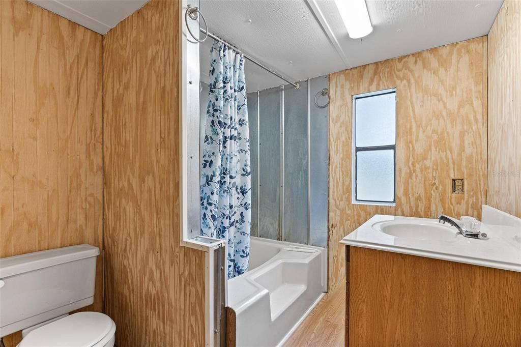 На продажу: $139,998 (3 спален, 2 ванн, 784 Квадратных фут)