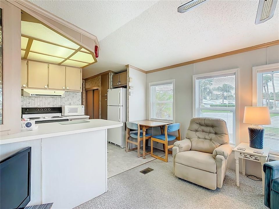 待售: $95,000 (1 贝兹, 1 浴室, 408 平方英尺)