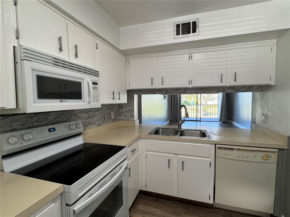 For Rent: $1,650 (2 beds, 2 baths, 914 Square Feet)