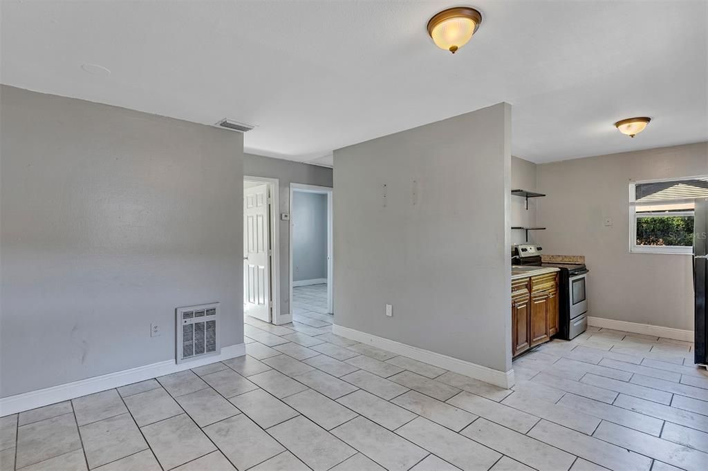 На продажу: $318,500 (4 спален, 2 ванн, 1232 Квадратных фут)