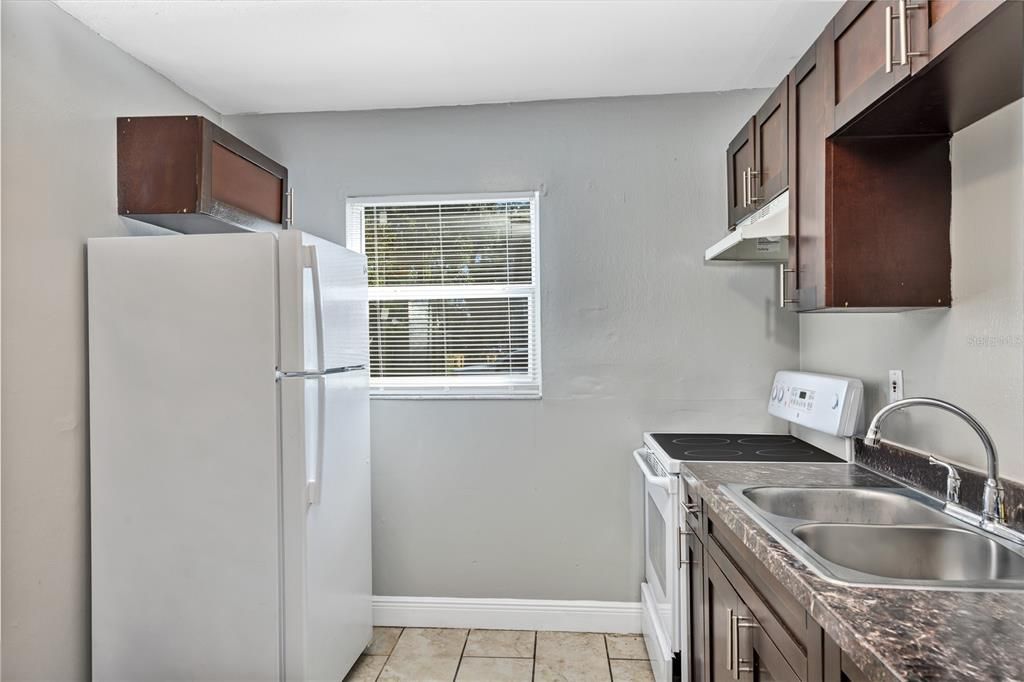 На продажу: $318,500 (4 спален, 2 ванн, 1232 Квадратных фут)