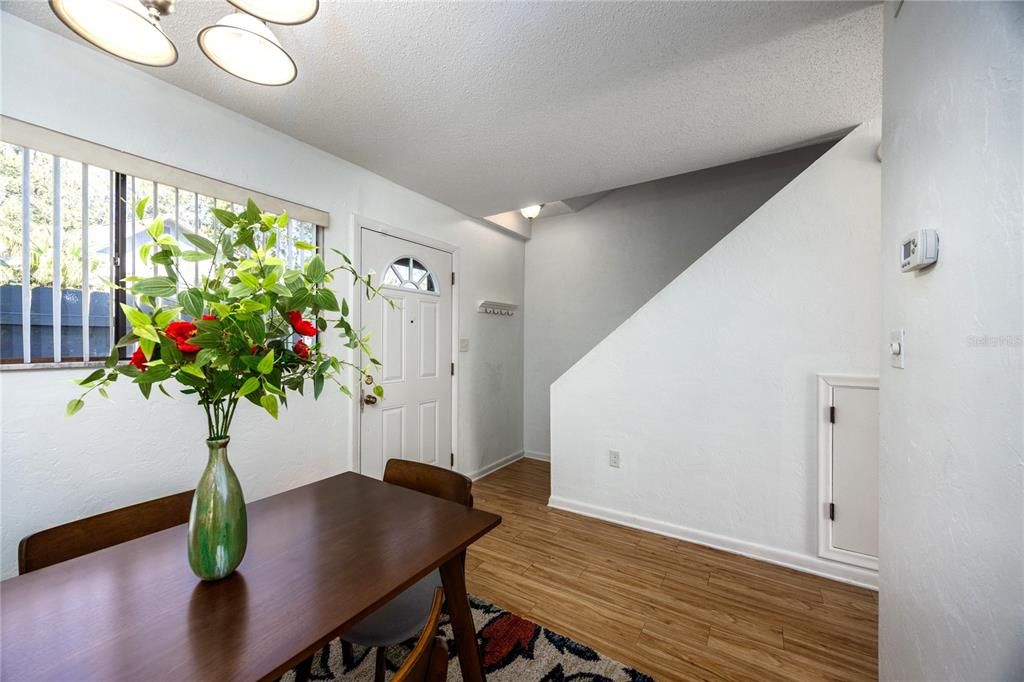 待售: $152,000 (2 贝兹, 1 浴室, 938 平方英尺)