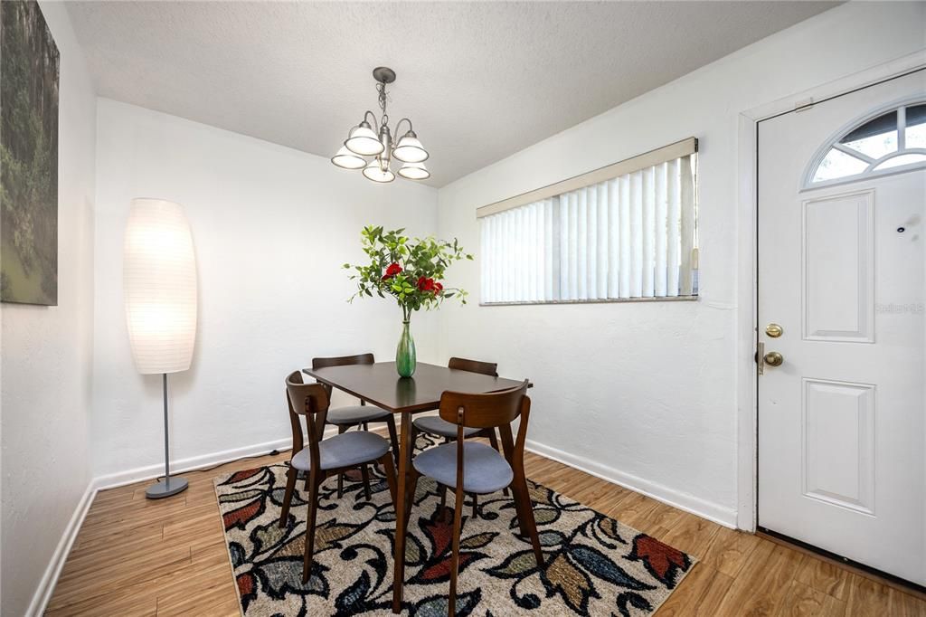 待售: $152,000 (2 贝兹, 1 浴室, 938 平方英尺)