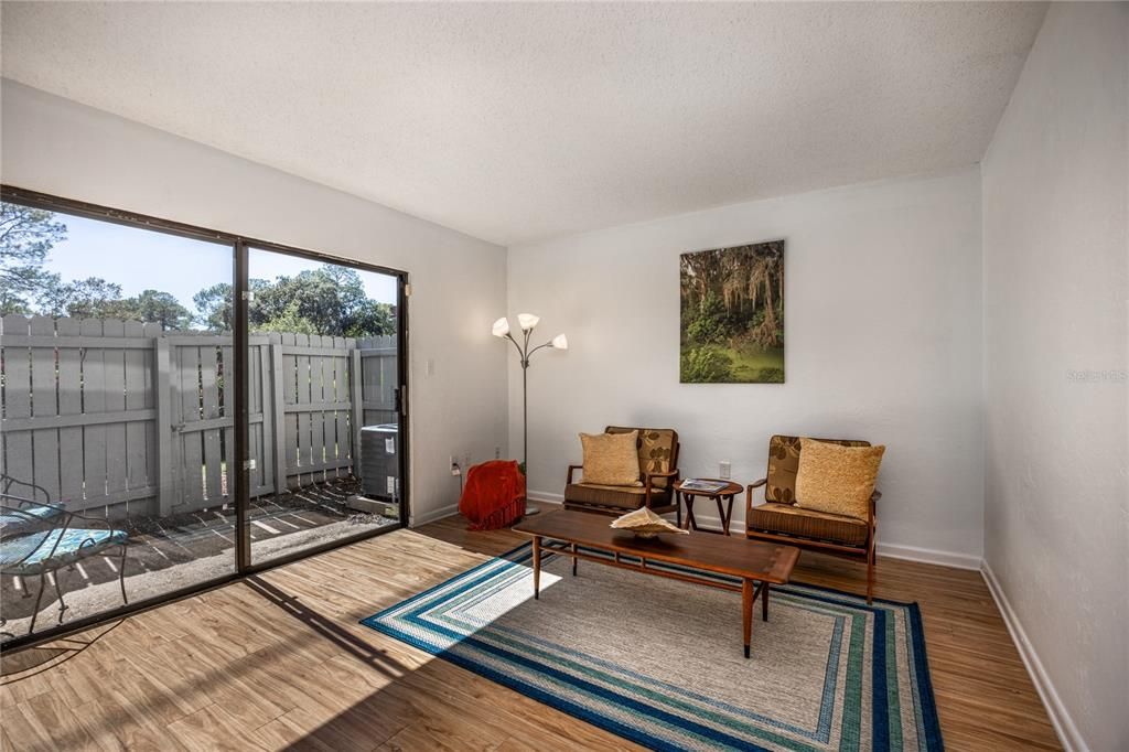 待售: $152,000 (2 贝兹, 1 浴室, 938 平方英尺)