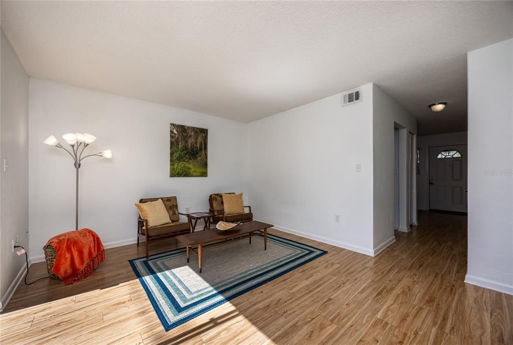 待售: $152,000 (2 贝兹, 1 浴室, 938 平方英尺)