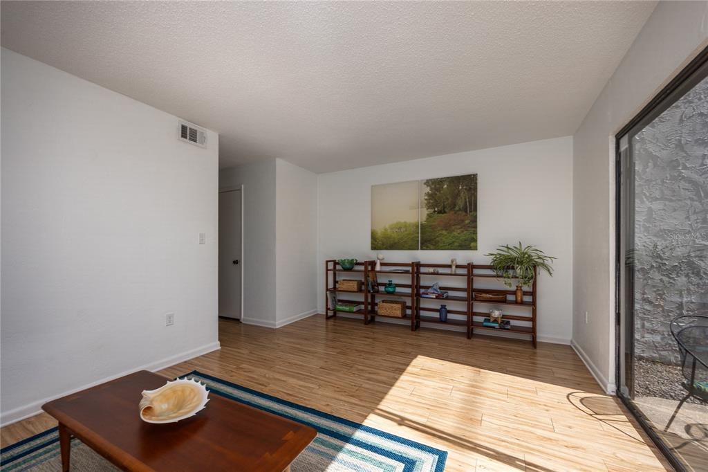 待售: $152,000 (2 贝兹, 1 浴室, 938 平方英尺)