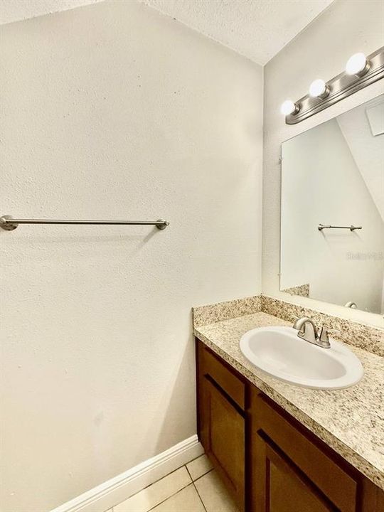 For Rent: $1,400 (2 beds, 1 baths, 864 Square Feet)