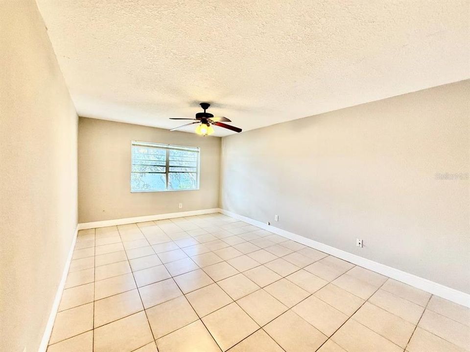 For Rent: $1,400 (2 beds, 1 baths, 864 Square Feet)