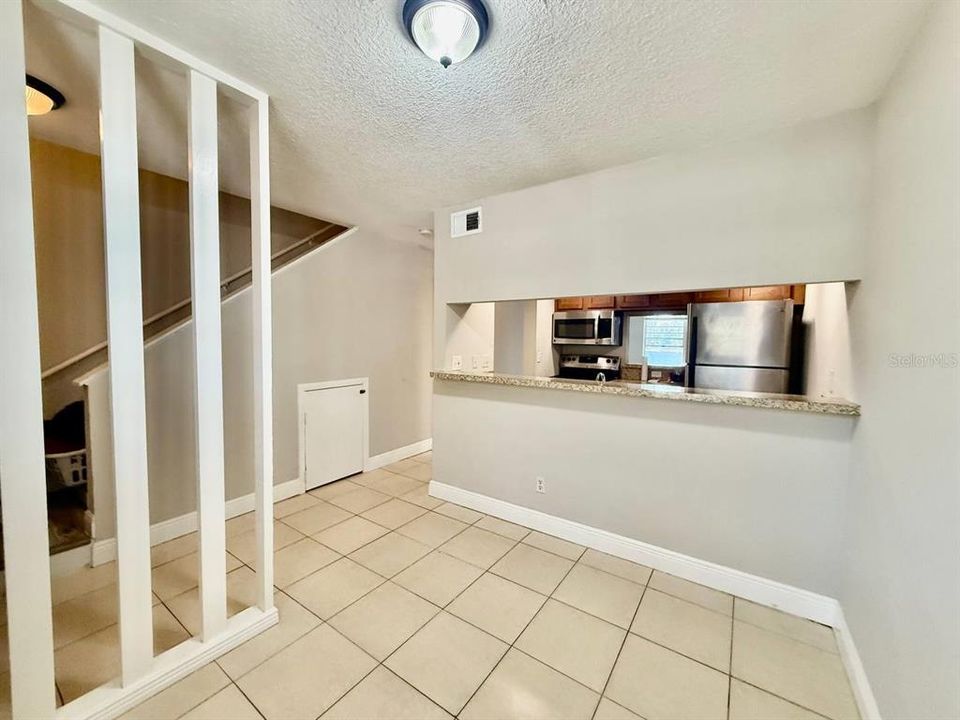 For Rent: $1,400 (2 beds, 1 baths, 864 Square Feet)