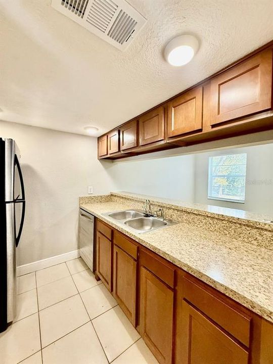 For Rent: $1,400 (2 beds, 1 baths, 864 Square Feet)