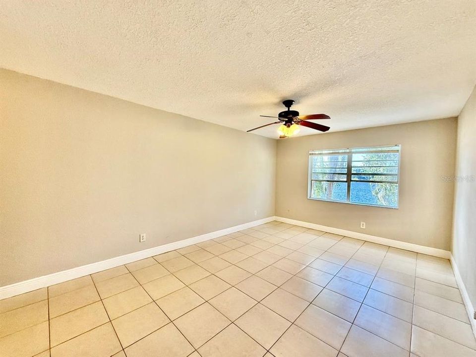 For Rent: $1,400 (2 beds, 1 baths, 864 Square Feet)