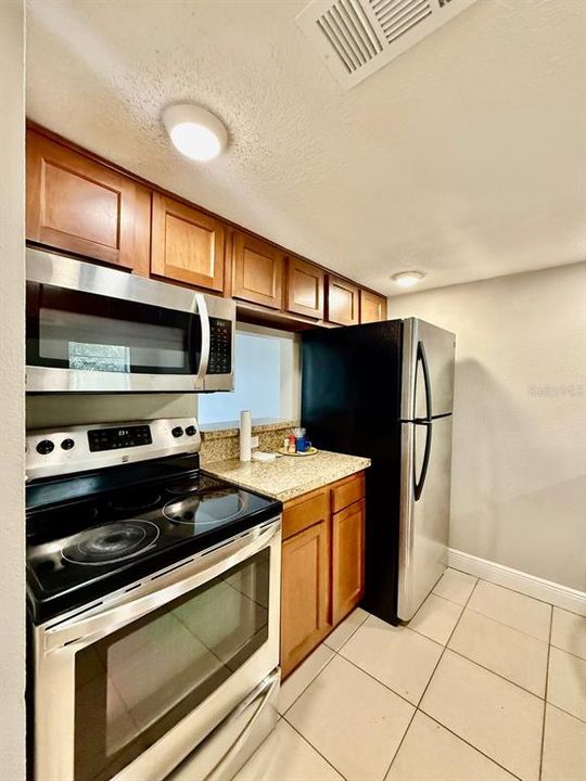 For Rent: $1,400 (2 beds, 1 baths, 864 Square Feet)